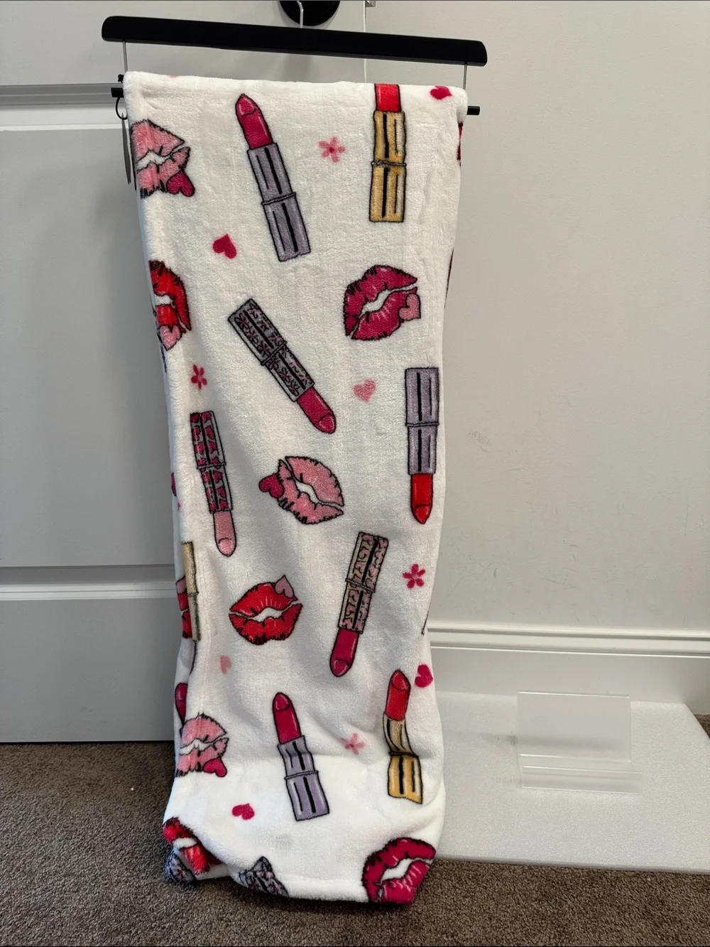 Betsey Johnson Lipstick + Kiss lips plush throw blanket 50” x 70” NWT